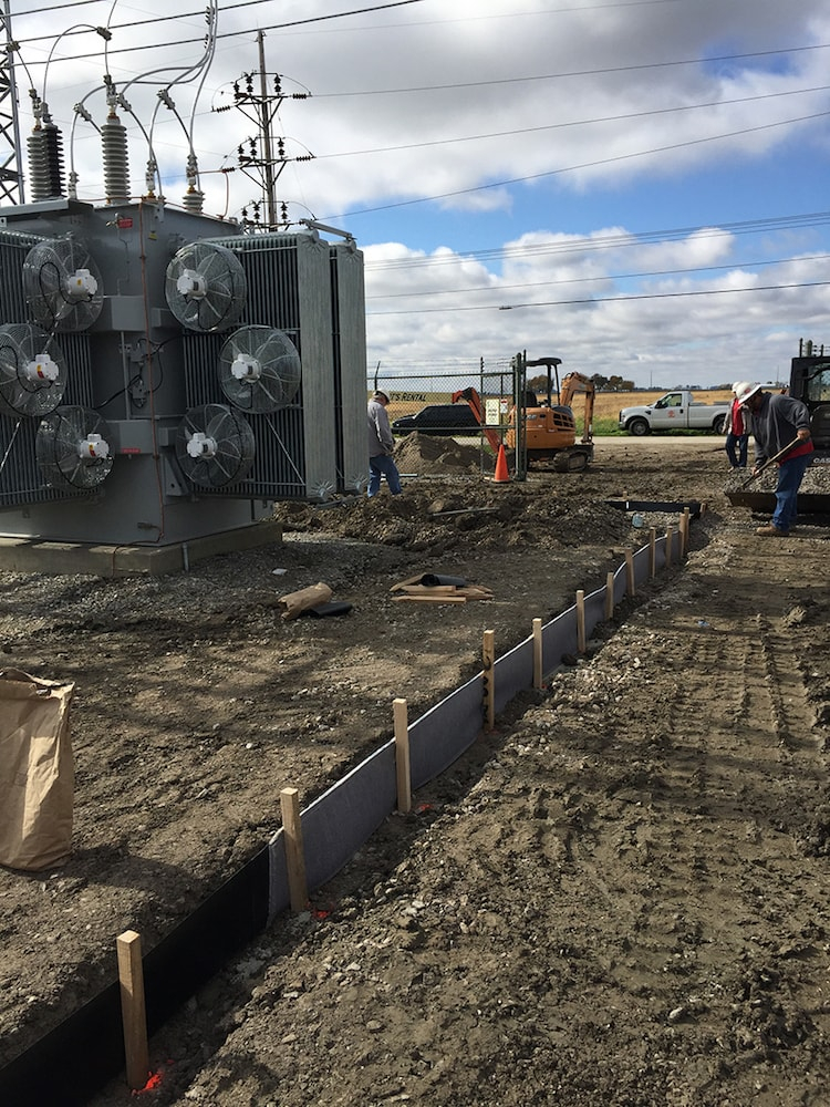 Barrier boom secondary oil containment